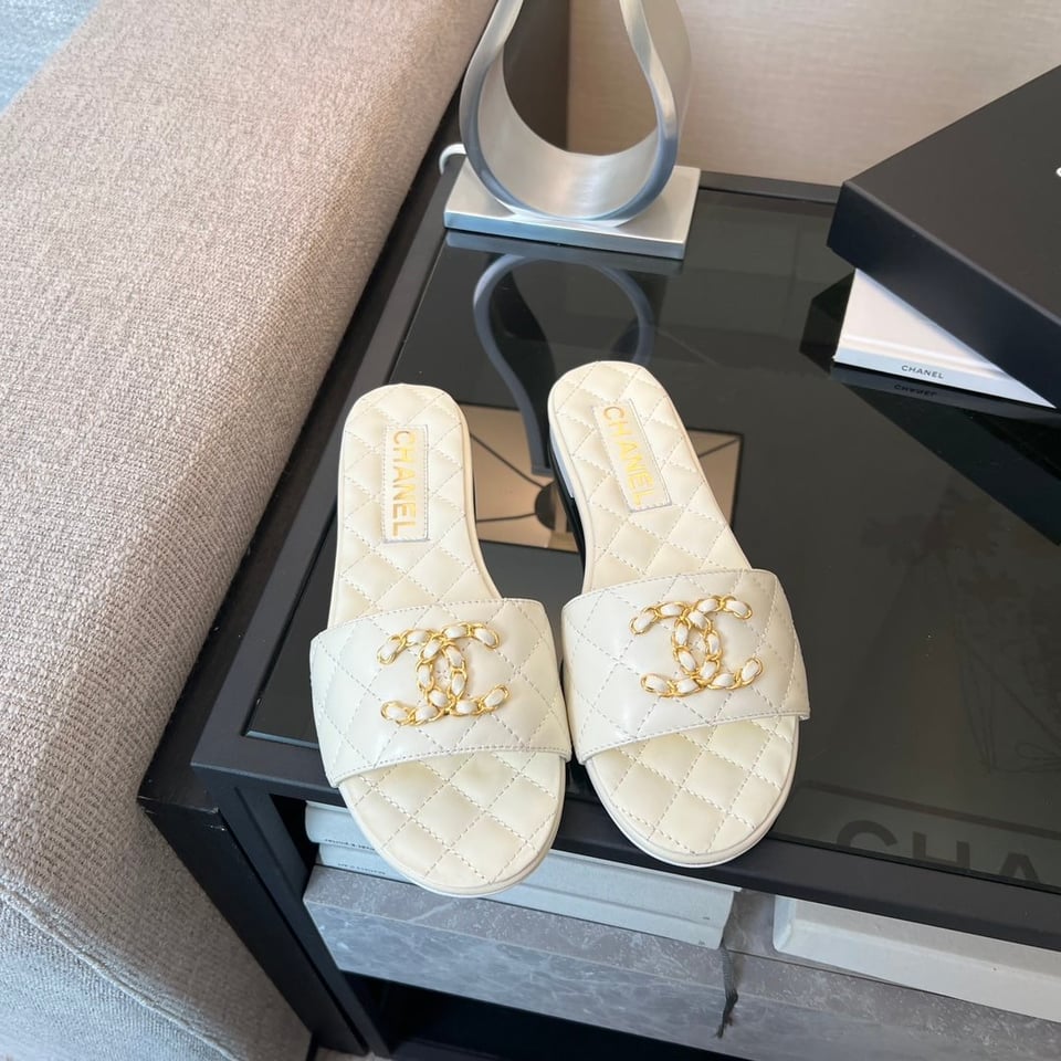 Chanel 23P Quilted Cc Chain Mule Sandal White view 5