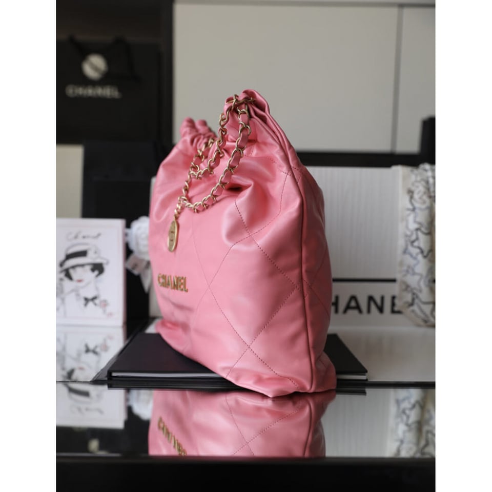 Chanel 22 Handbag in Shiny Calfskin 46cm view 14