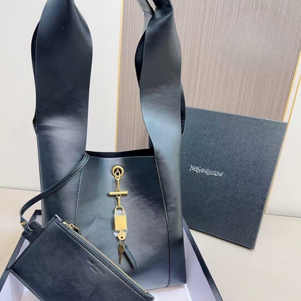 Saint Laurent Leather Shoulder Bag With Padlock Detail Black 27Cm view 3