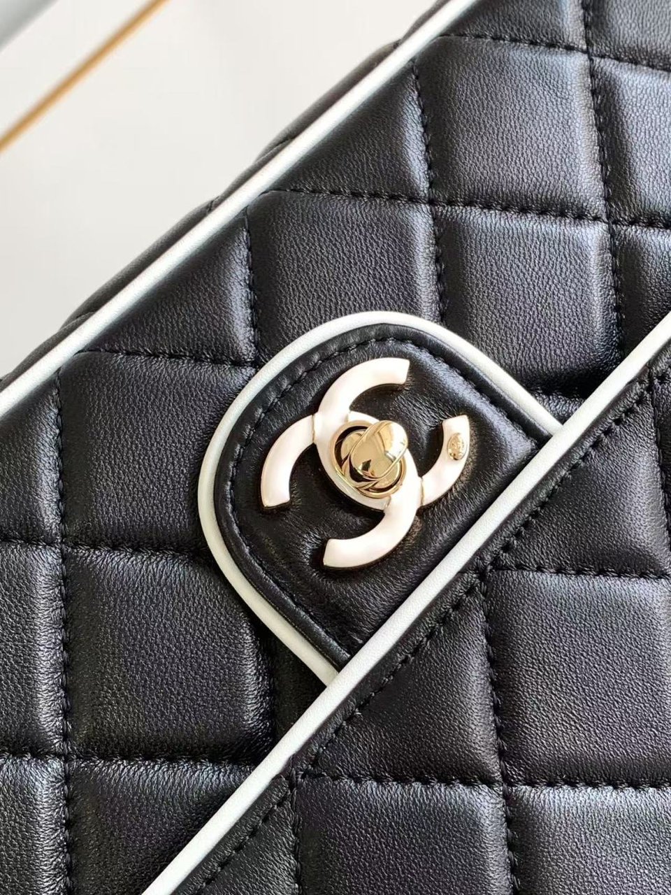 Chanel Small Graphic Frame Flap Bag Black 23cm view 6