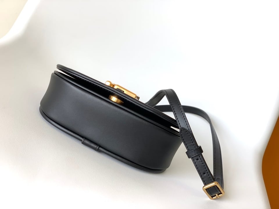 Fendi C’mon Medium Shoulder Bag Black 21cm/ 8.3in view 8