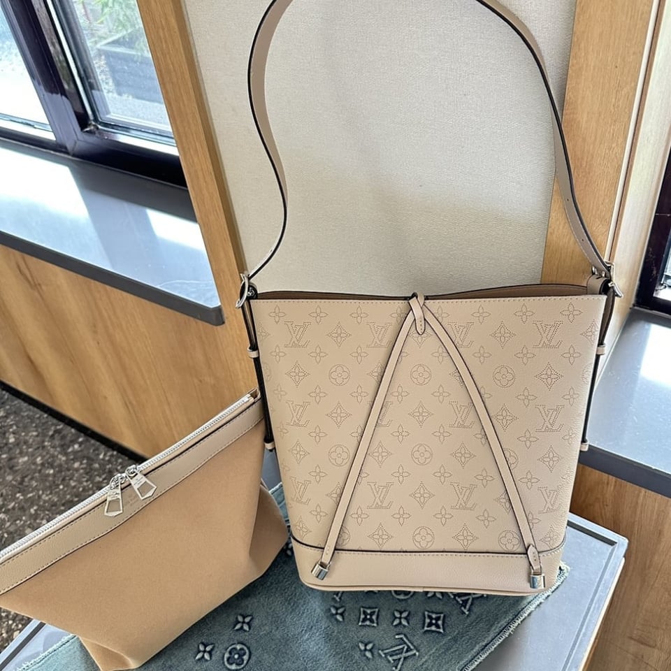 Louis Vuitton Flore Perforated Mahina Beige 22Cm view 4