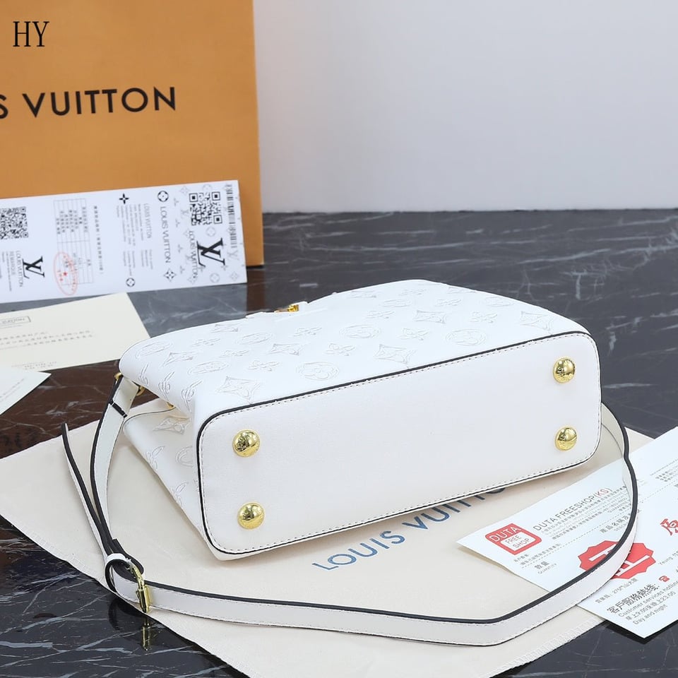 Louis Vuitton Capucines White 27Cm view 4