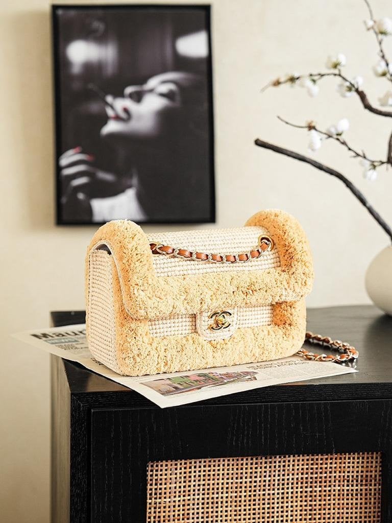 Chanel Foldable Flap Bag Braided Raffia Yarn &amp; Gold-colored Metal 25cm/9.8in Beige AS6163 view 4