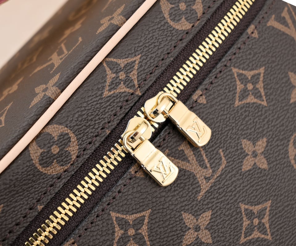 Louis Vuitton Nice Mini Toiletry Pouch 24Cm M44495 view 11