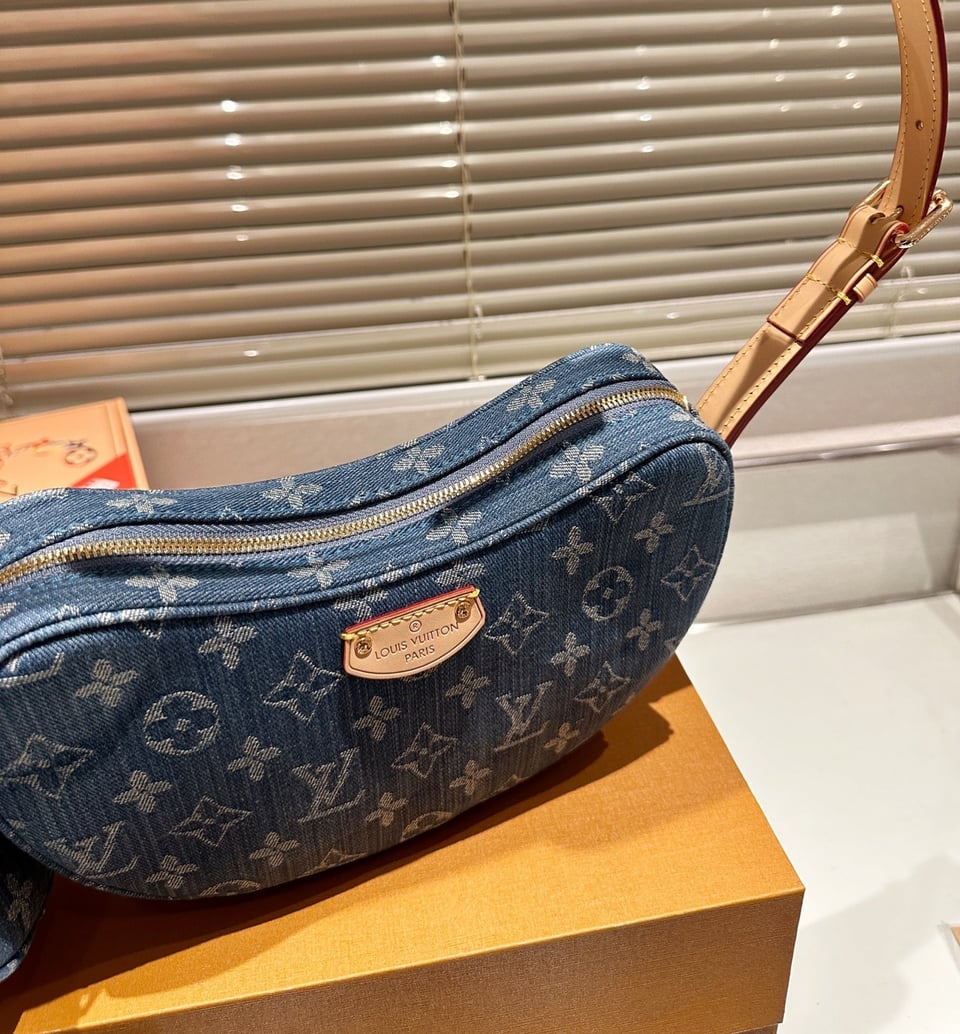 Louis Vuitton Croissant Mm Monogram Denim 25Cm M46856 view 10