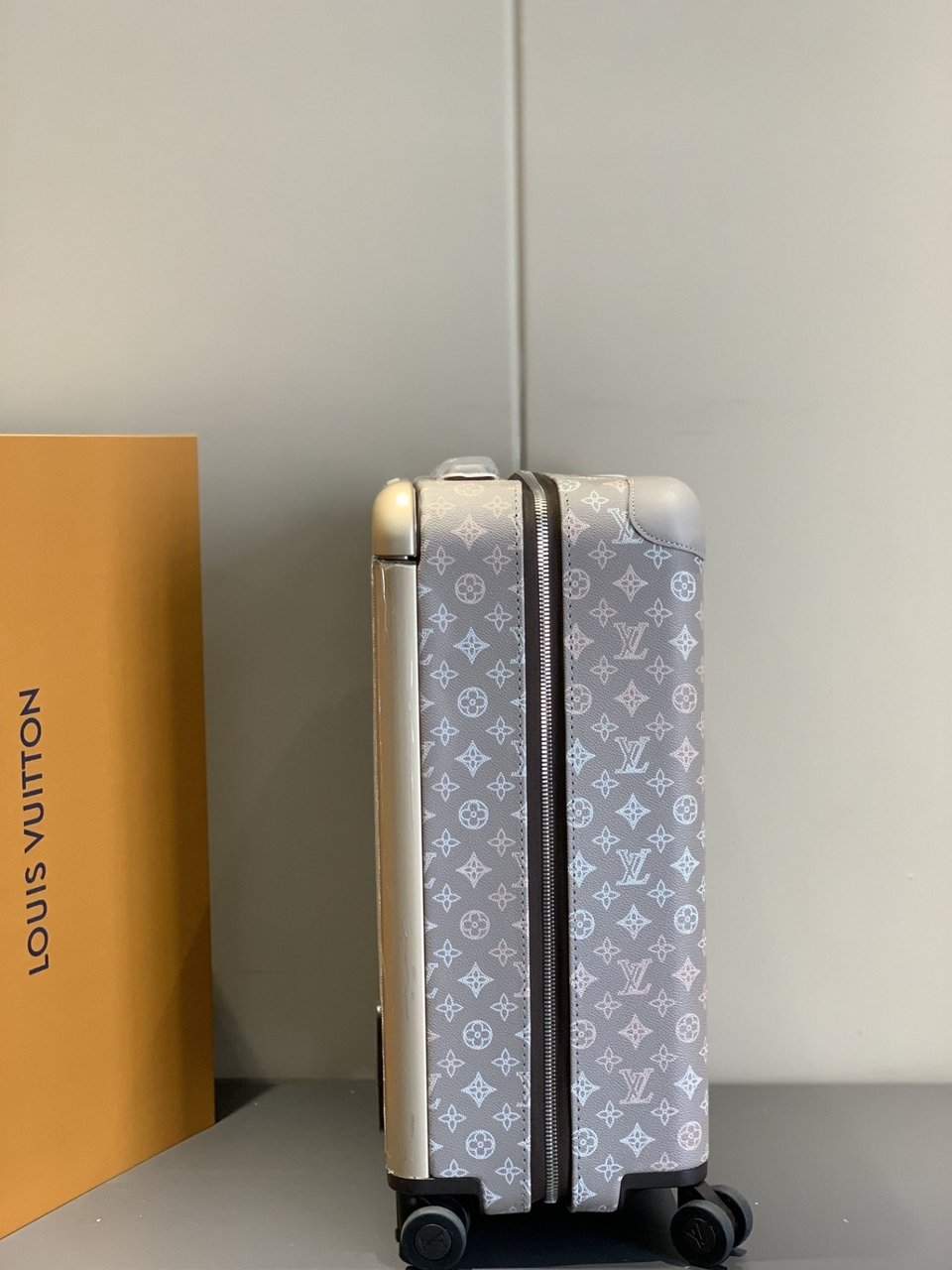Louis Vuitton Horizon 55 Suitcase Mahina Perforated Calfskin Leather Gray 55Cm M10282 view 5