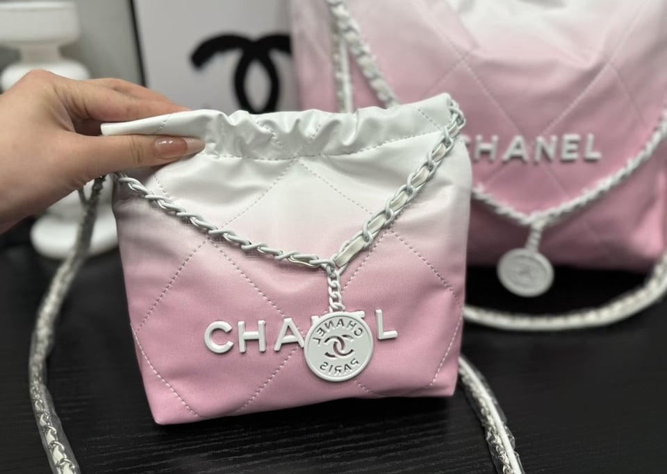Chanel 22 Mini Handbag Patent Gradient Calfskin Pink 20Cm/7.8in view 3