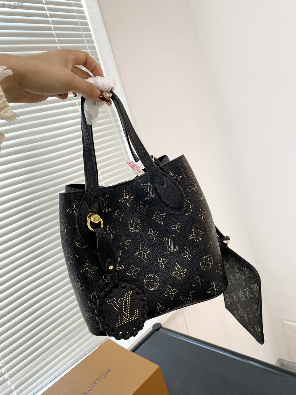 Louis Vuitton Blossom Pm Black 20Cm M23393 view 6