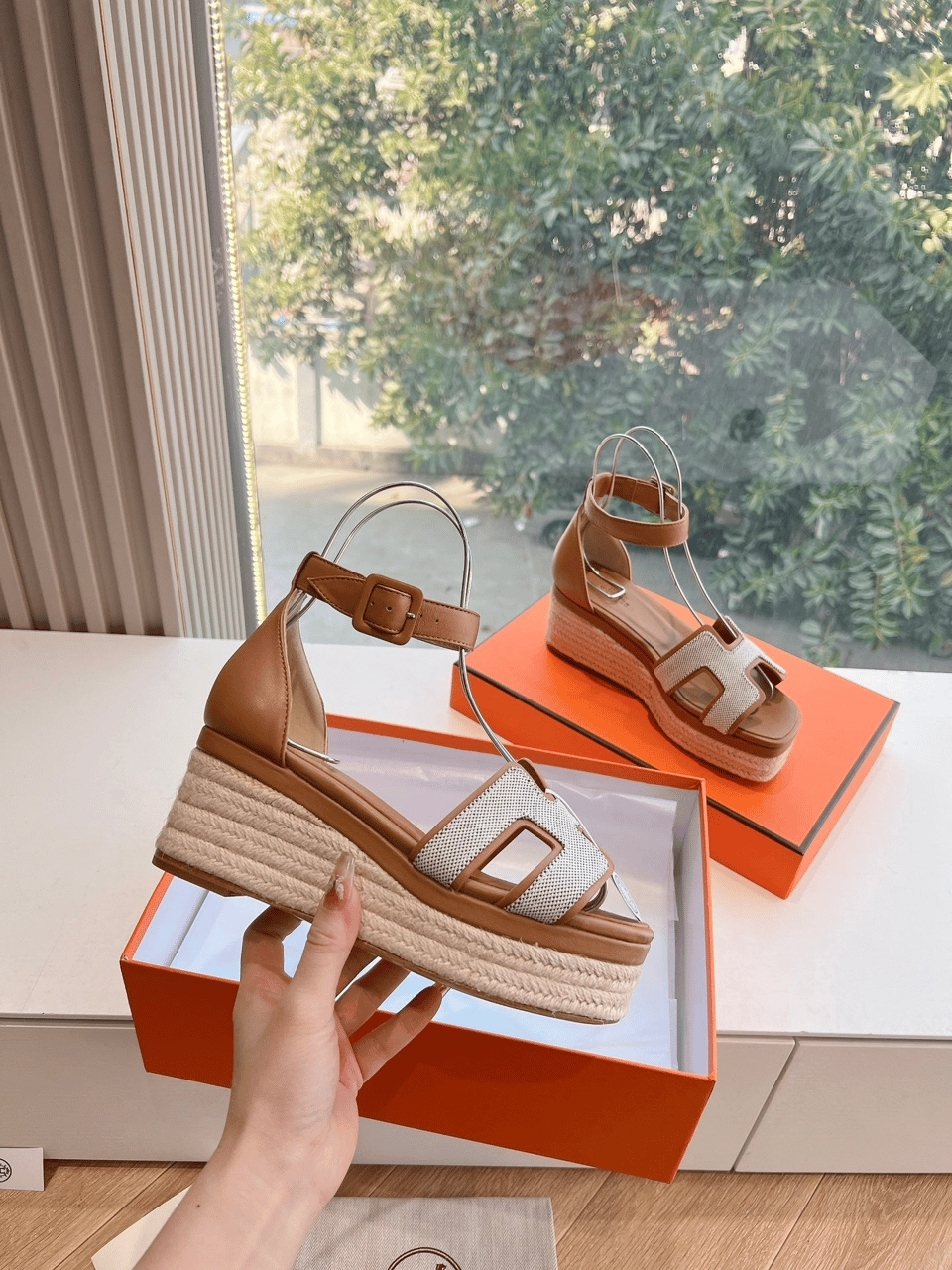 Hermès Elda Espadrille in White Fabric and Bronze Brown Calfskin view 7
