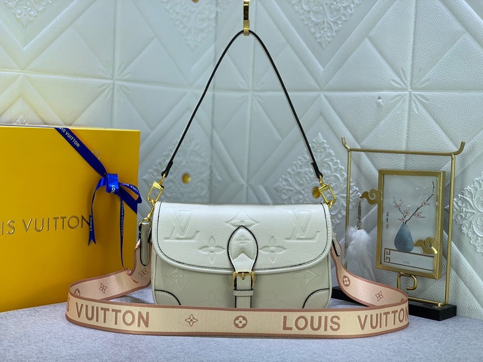 Louis Vuitton Diane Monogram In Cream 23Cm M46386 view 11