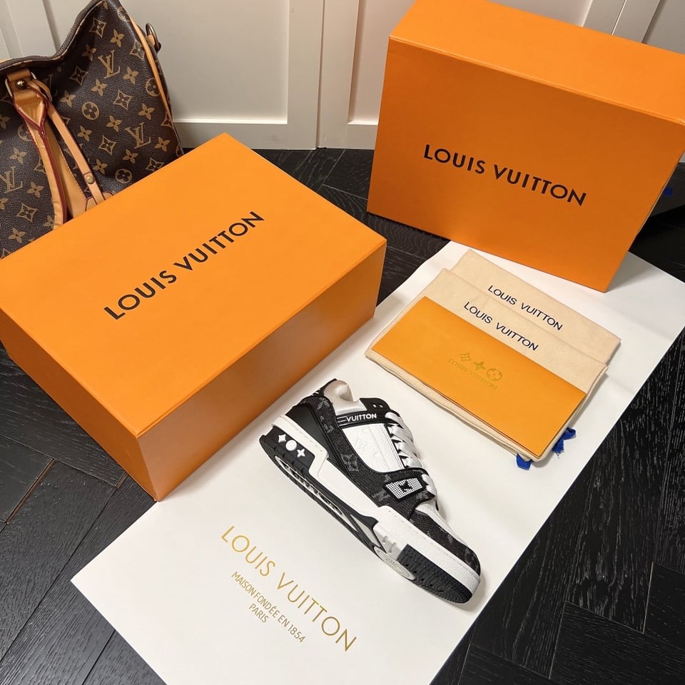 Louis Vuitton Trainer Sneakers Black And White 1A9Jgb view 4
