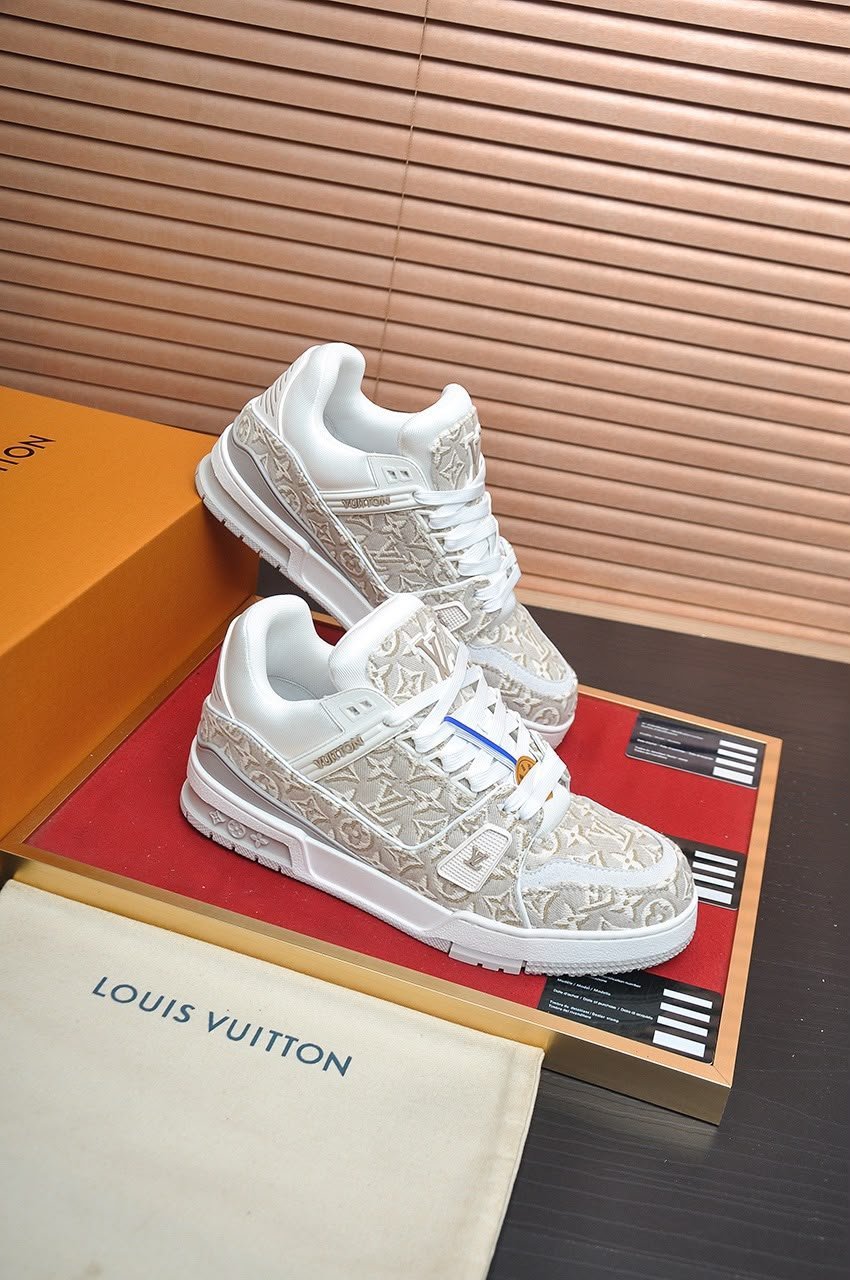 Louis Vuitton Trainer Sneakers Beige 1AKKJB view 9