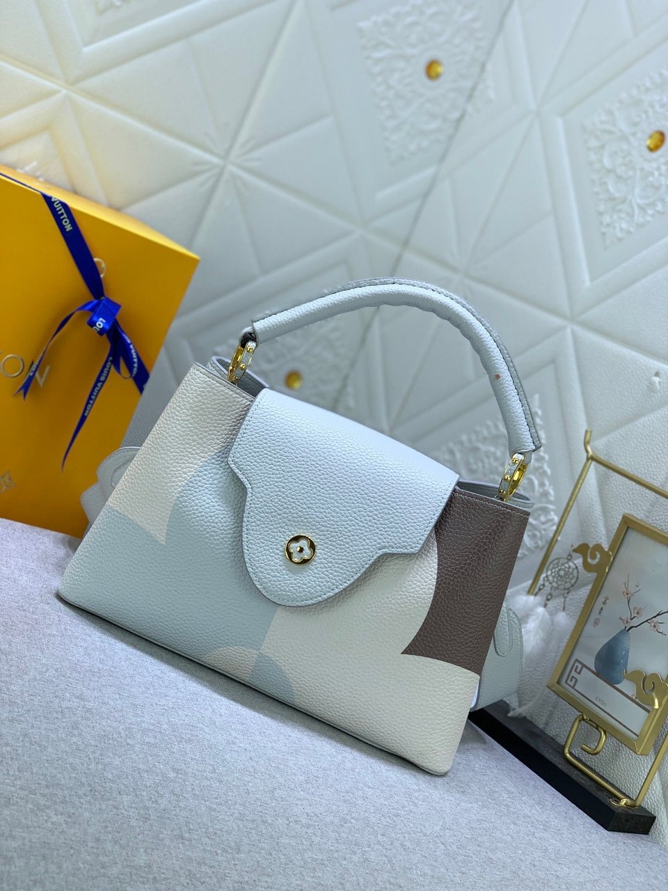 Louis Vuitton Capucines Ice Age White 31.5Cm view 4