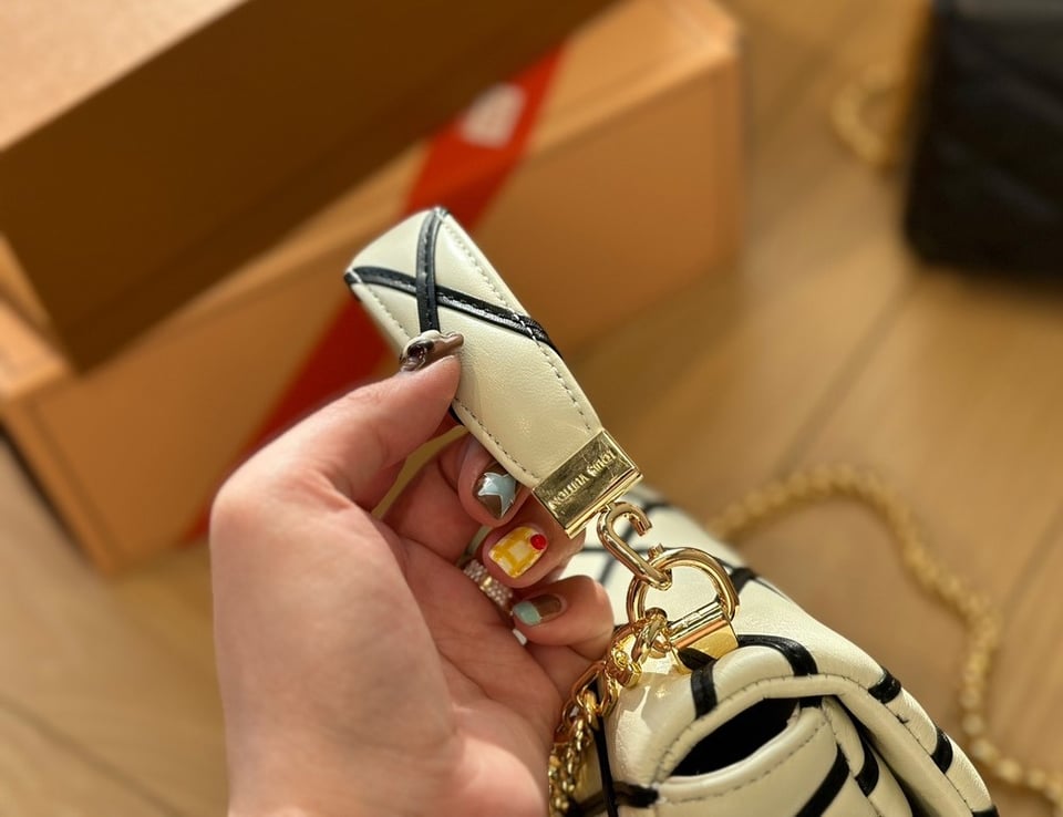 Louis Vuitton Go 14 Mm White Black 22Cm M22890 view 5