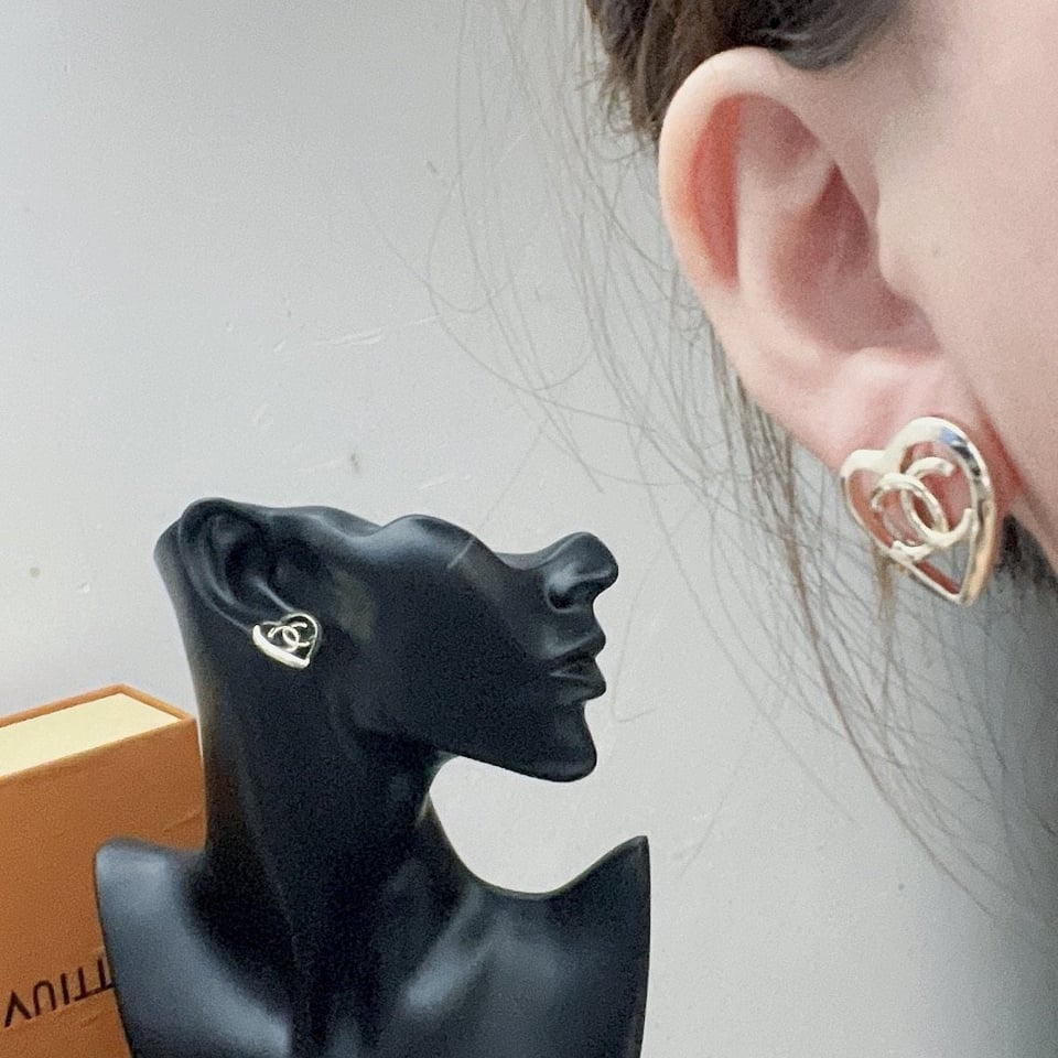 Chanel Metal Cc Heart Coco In Love Earrings Gold view 9