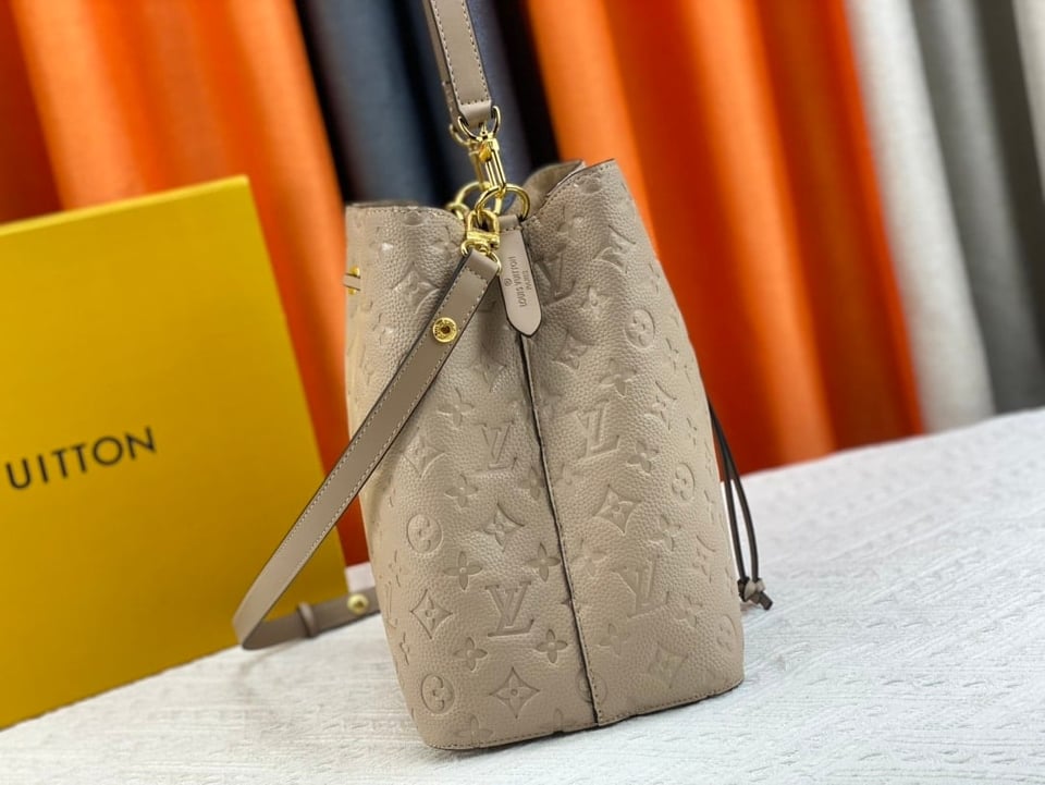 Louis Vuitton Neonoe Mm Beige 26Cm view 7