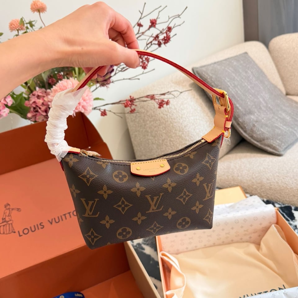 Louis Vuitton Pochette Hills Bag Monogram 18.5cm M27509 view 11
