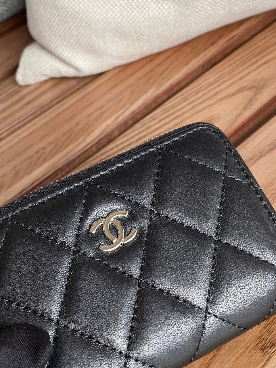 Chanel Zipped Wallet 7.5 Cm Black Calfskin Silver Hardware view 4