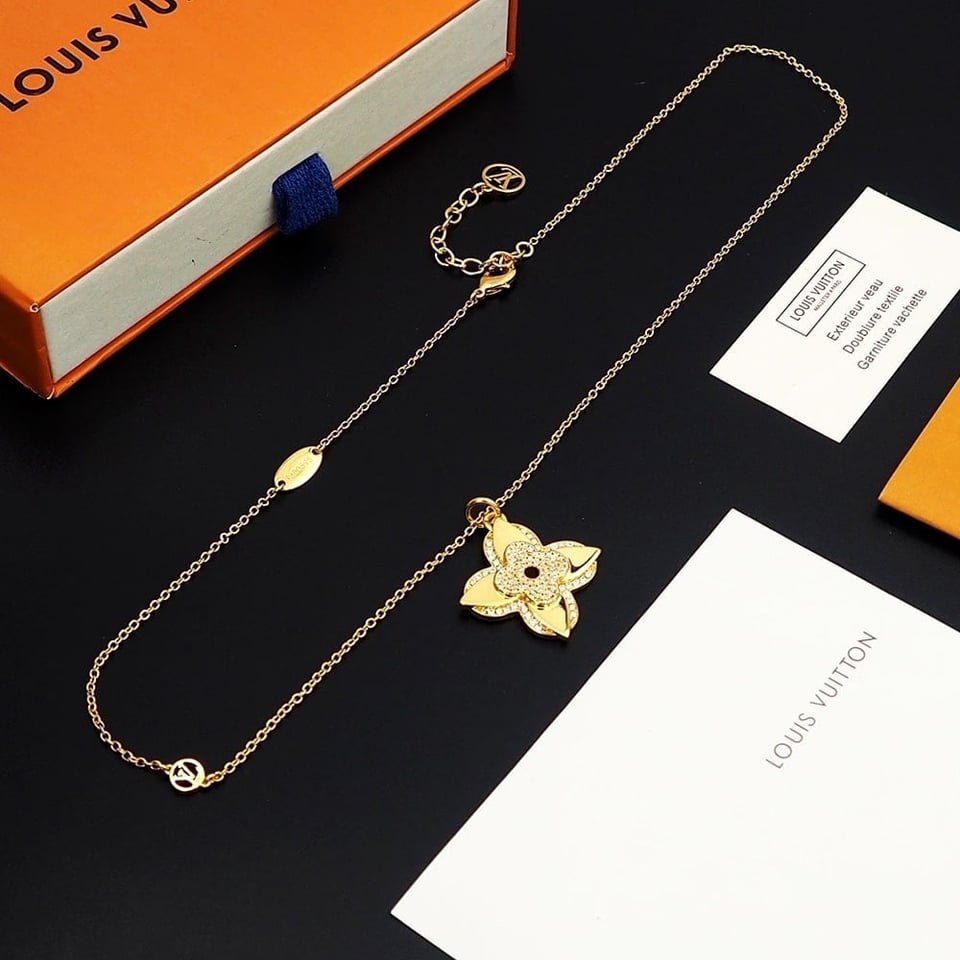 Louis Vuitton Lv Medaillon Necklace Gold M02001 view 6