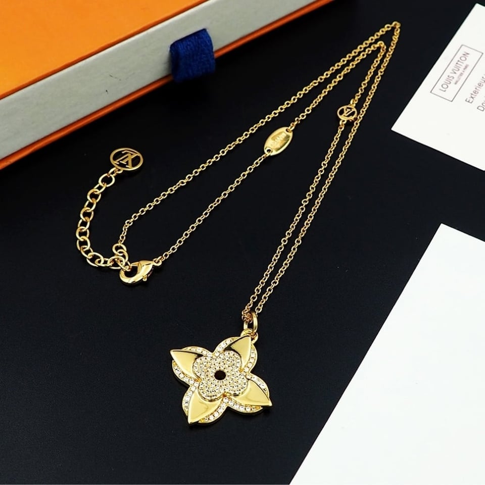 Louis Vuitton Lv Medaillon Necklace Gold M02001 view 4