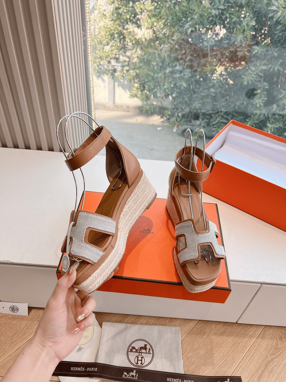 Hermès Elda Espadrille in White Fabric and Bronze Brown Calfskin view 3
