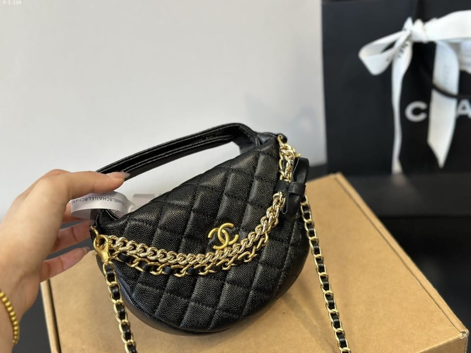 Chanel Pouch Grained Shiny Calfskin Black 17Cm/6.7in Ap3943 B16288 94305 view 3