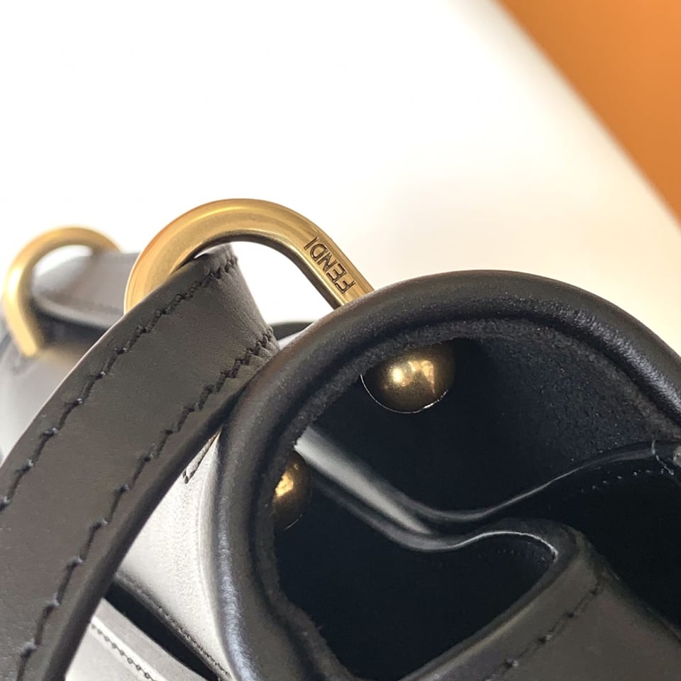 Fendi C’mon Medium Shoulder Bag Black 21cm/ 8.3in view 7