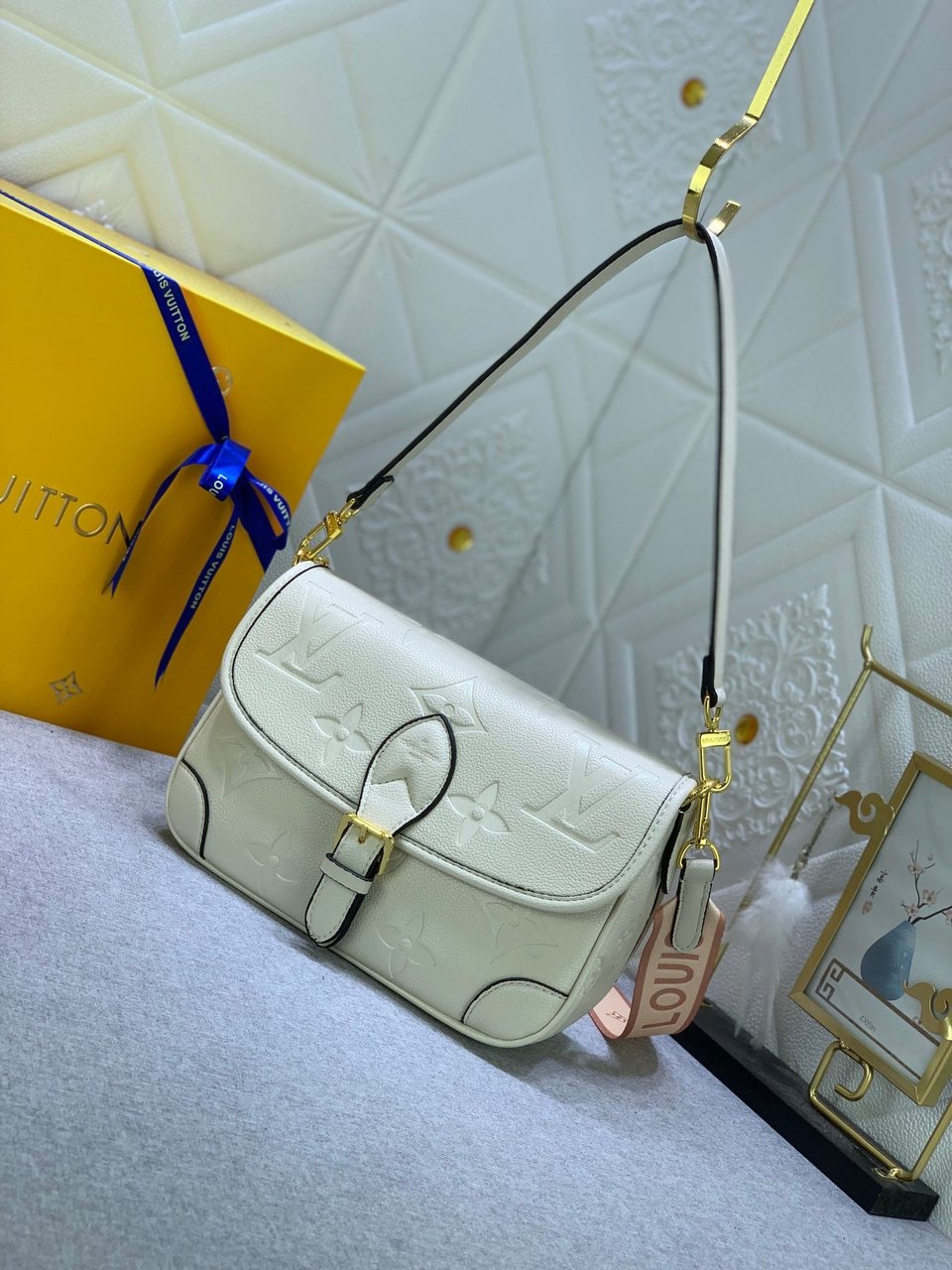 Louis Vuitton Diane Monogram In Cream 23Cm M46386 view 10