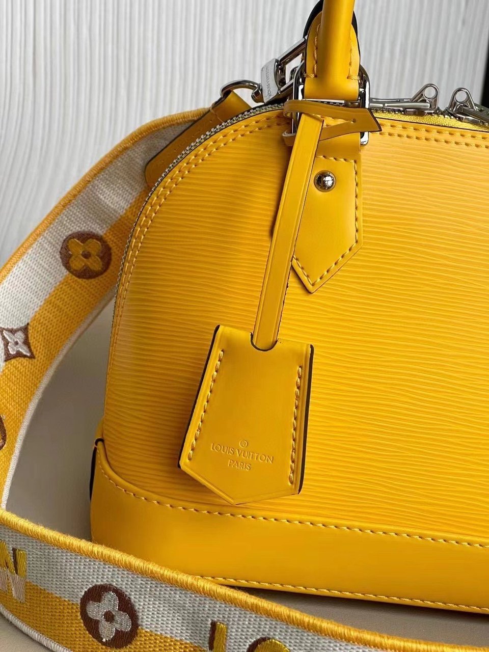 Louis Vuitton Alma Bb 23Cm Sunflower Yellow view 5