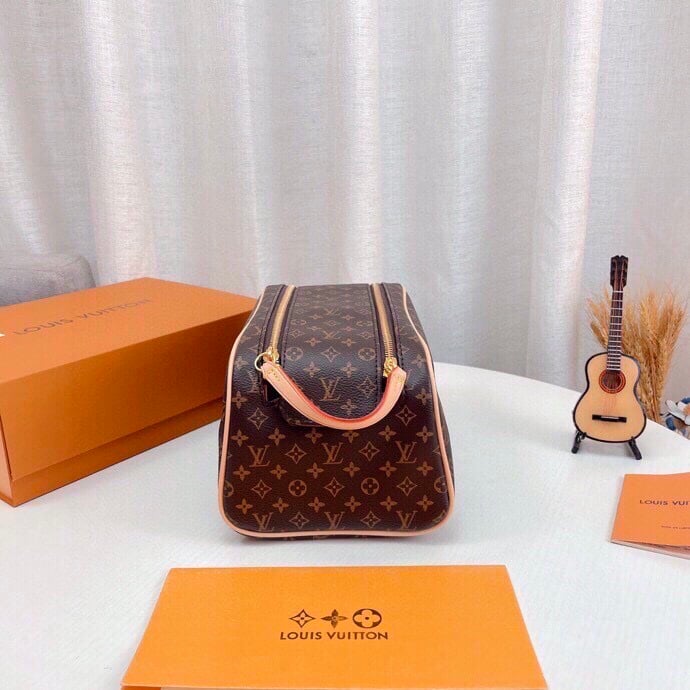 Louis Vuitton Dopp Kit Toilet Pouch Monogram Canvas 27Cm M44494 view 3