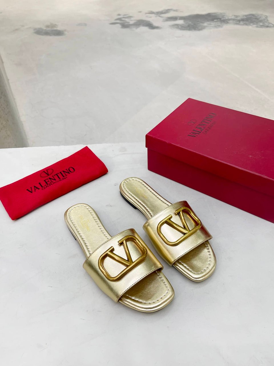 Valentino Garavani Vlogo Signature Slide Sandal Gold view 10