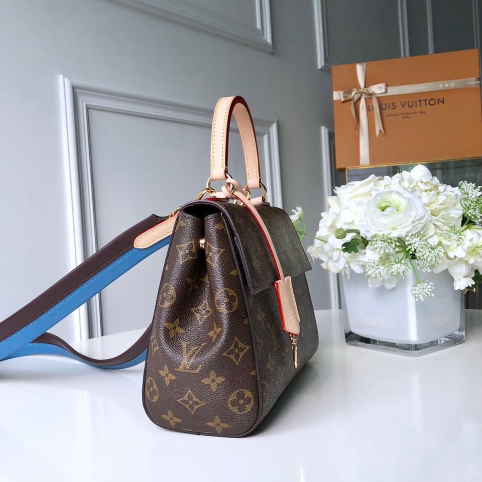 Louis Vuitton Cluny Mm Bleu Glacier Blue 32Cm view 8