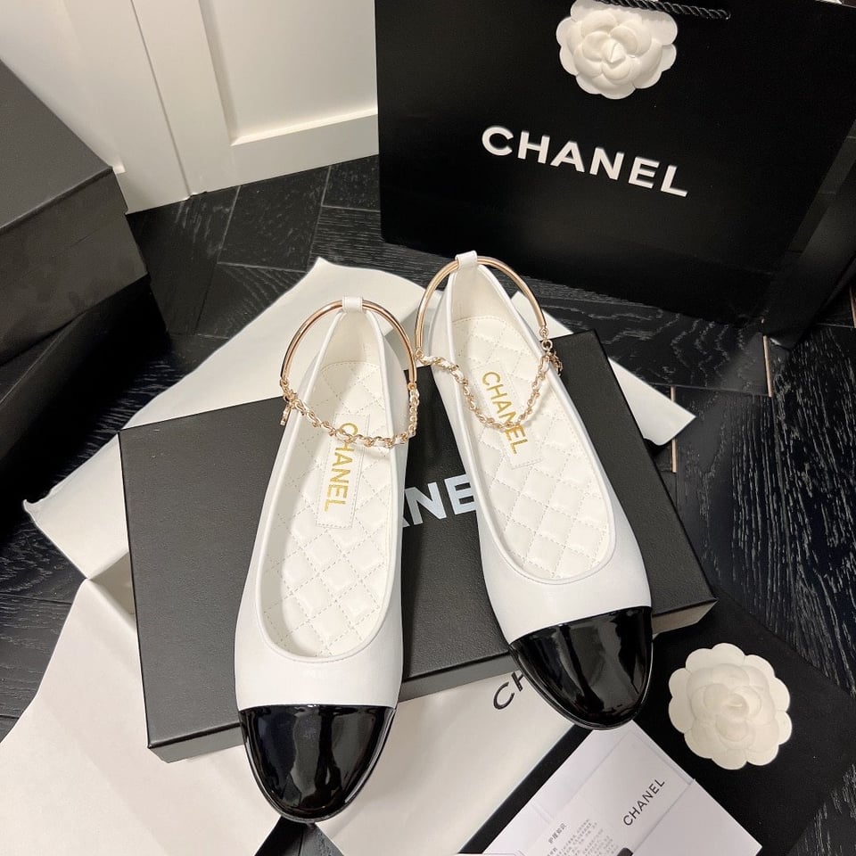 Chanel Interlocking Cc Logo Ballet Flats Black White view 4