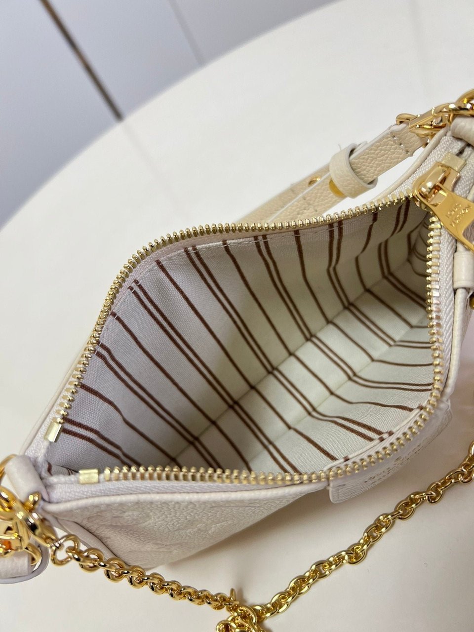 Louis Vuitton Easy Pouch On Strap 19Cm White view 10