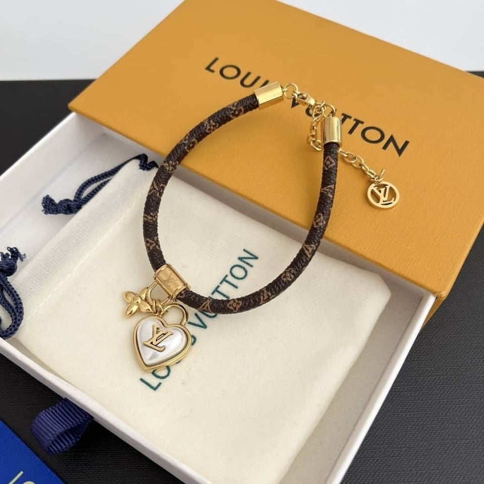 Louis Vuitton Heart Padlock Bracelet M8413Z view 3