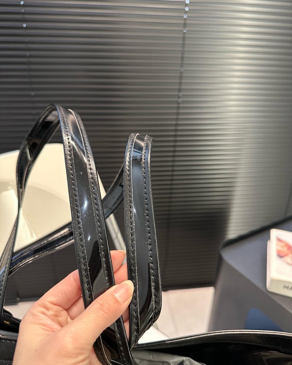 Saint Laurent Panier Medium In Vinyl And Shiny Leather Black 28Cm view 6