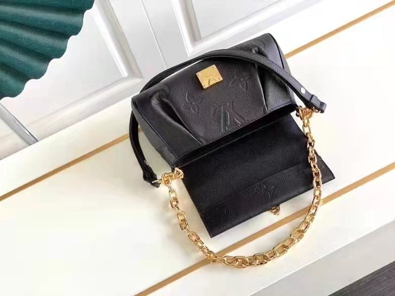 Louis Vuitton Favorite 24Cm Black Noir view 9