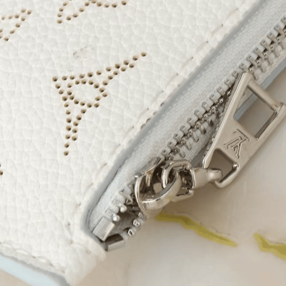 Louis Vuitton Blossom Mahina Bag With Lv Circle Motif White 23Cm view 9