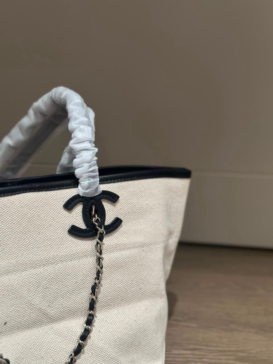 Chanel Small Tote Canvas, Calfskin &amp; Gold-Tone Metal 45cm/17.7in Ecru &amp; Black AS6285 view 7