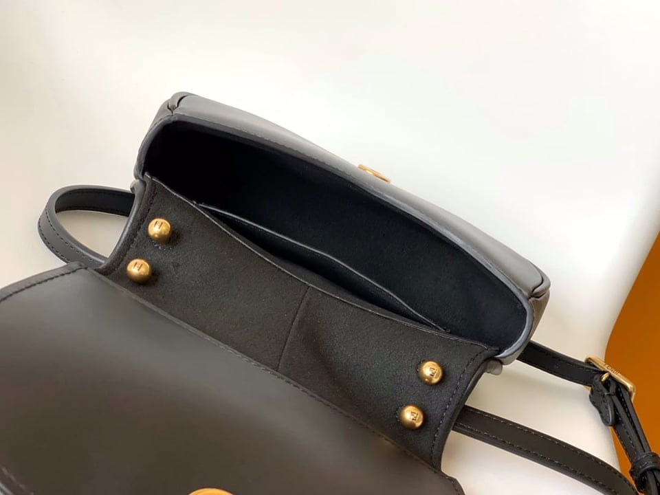 Fendi C’mon Medium Shoulder Bag Black 21cm/ 8.3in view 10
