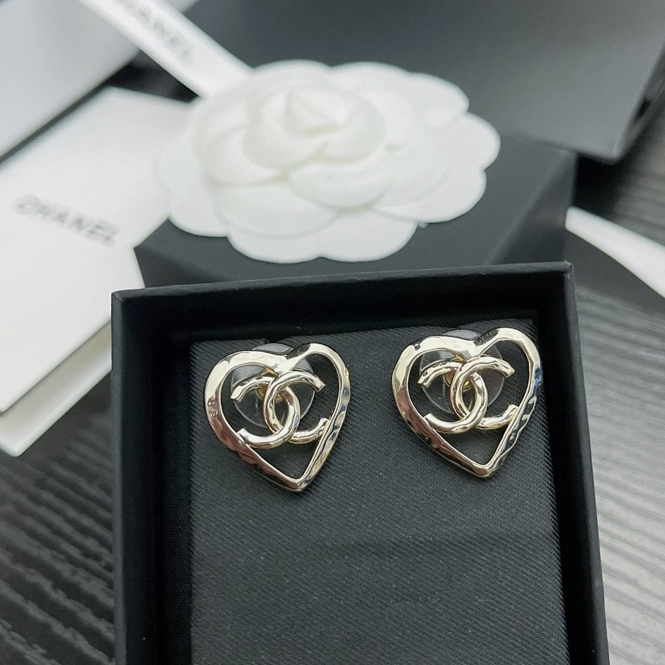 Chanel Metal Cc Heart Coco In Love Earrings Gold view 8