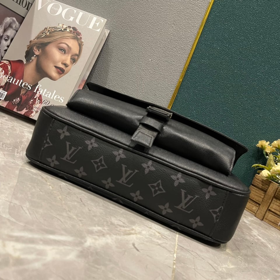 Louis Vuitton Messengerama Black 29Cm M30746 view 5