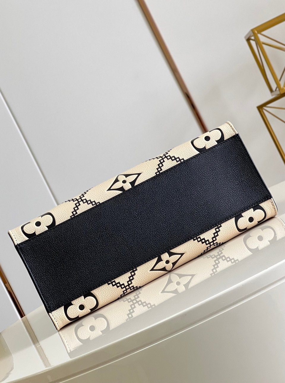Louis Vuitton Onthego MM Tote Monogram Cream Beige Black 35cm view 10