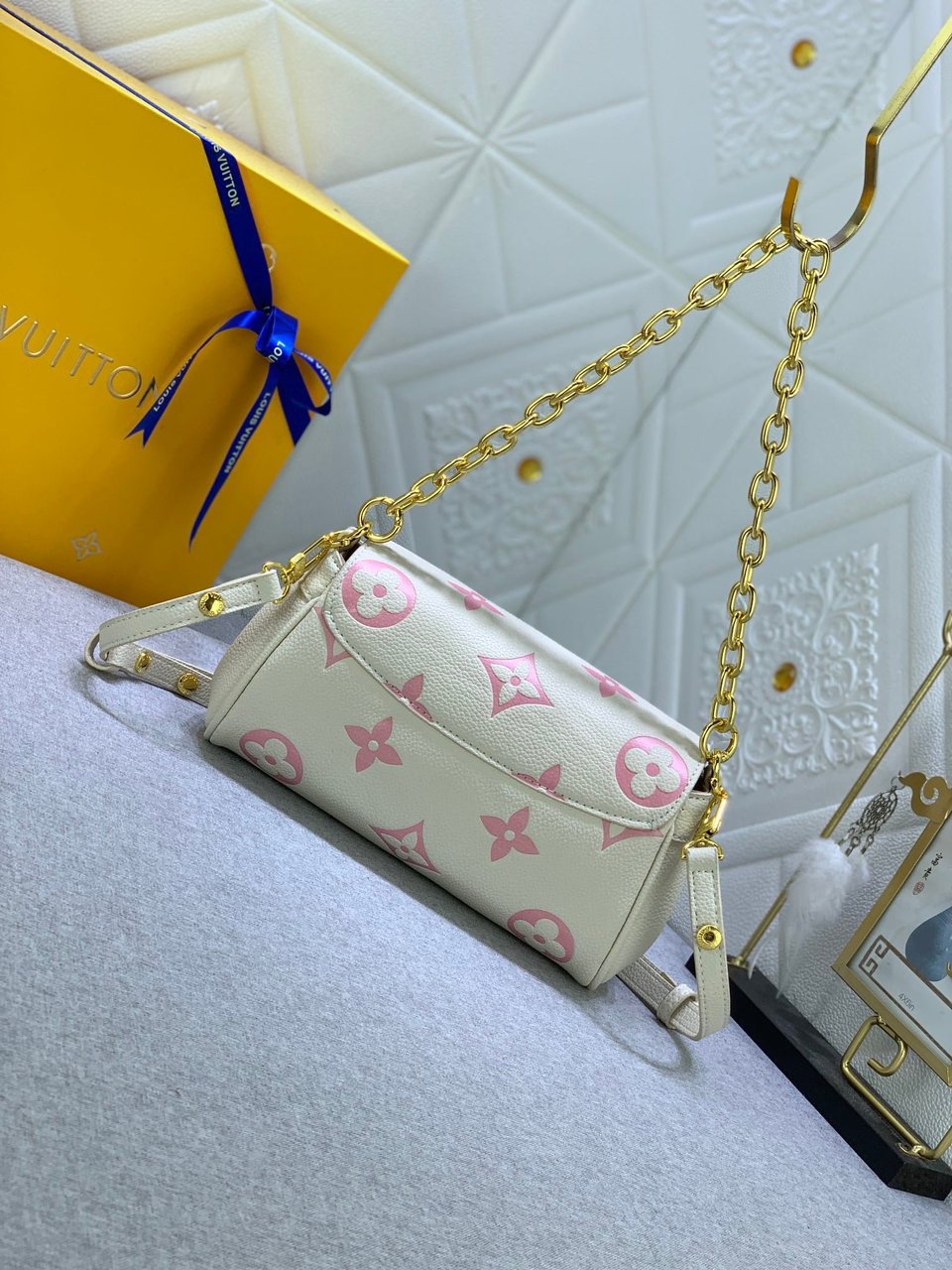 Louis Vuitton Favourite Bag Cream Beige 24Cm view 6