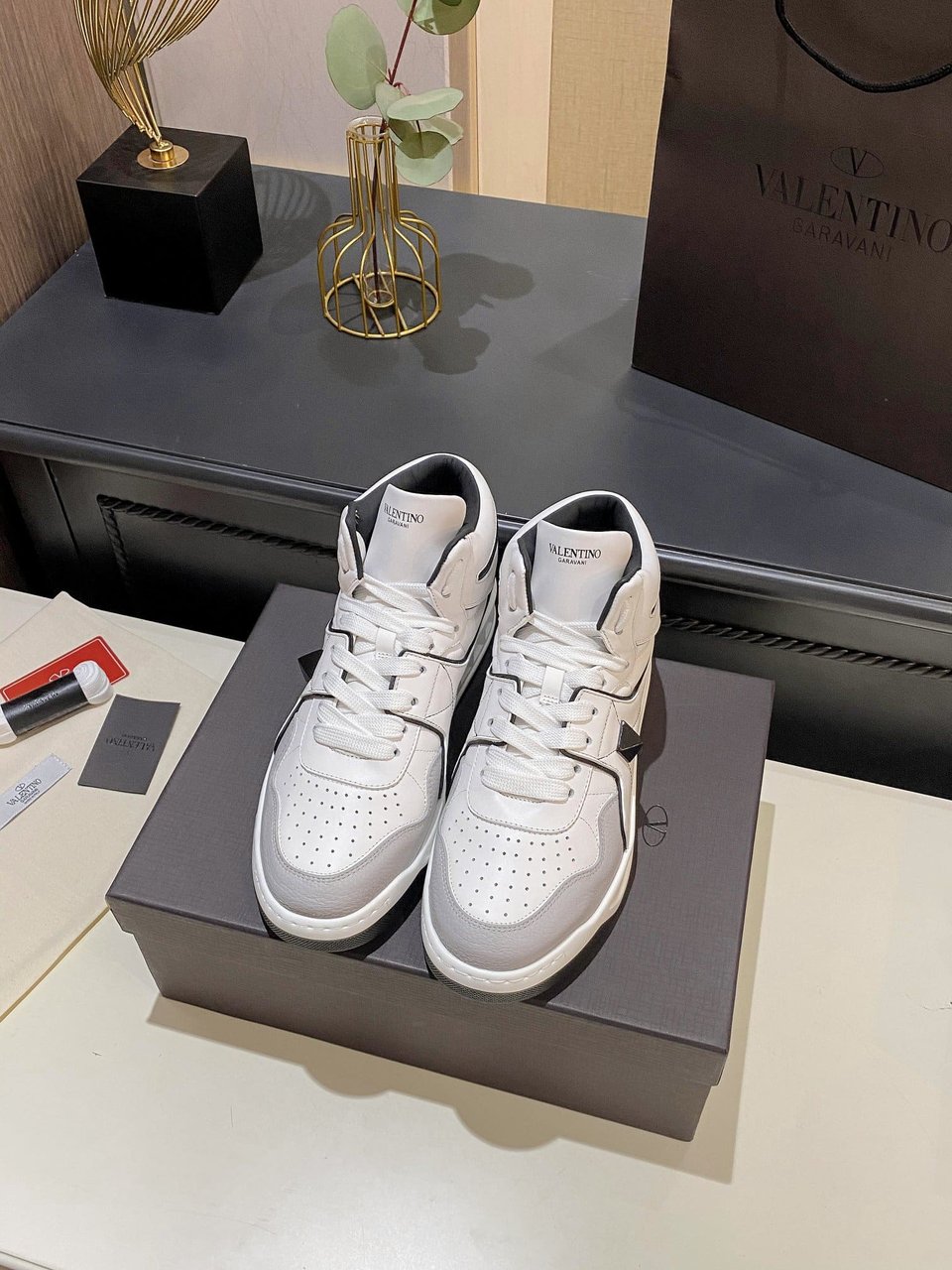 Valentino One Stud Mid-Top Calfskin Sneaker White Ys0E63Nwn 0N2 view 9