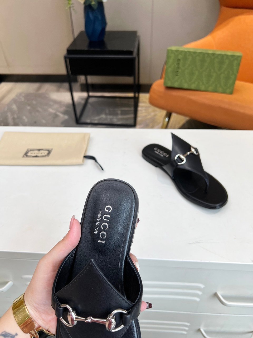 Gucci Women’S Thong Sandal With Horsebit Black view 3
