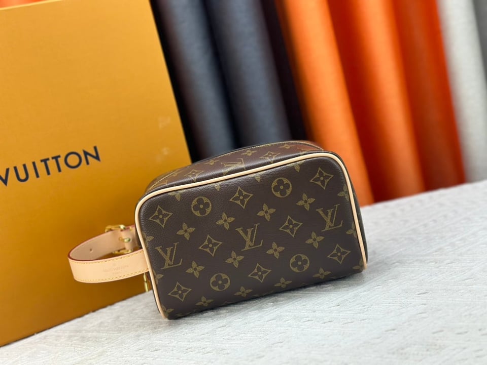 Louis Vuitton Trousse Toilette Locker Dopp Kit 23Cm M83112 view 4