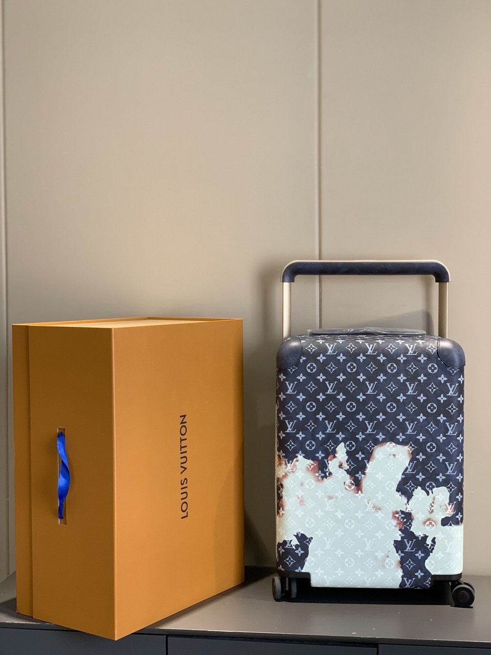 Louis Vuitton Horizon 55 Suitcase Monogram Bleach Coated Canvas Ink Blue 55Cm M10289 view 3