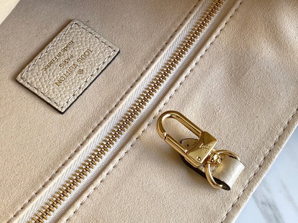 Louis Vuitton Empreinte Onthego Pm White 25Cm M45654 view 10